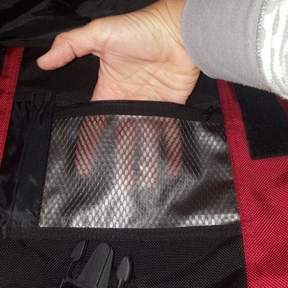 GAP NYLON  MESSENGER BAG WITH ADJUSTABLE STRAP AND SNAP IN BUCKLE CLOSURE - Picture 4 of 8